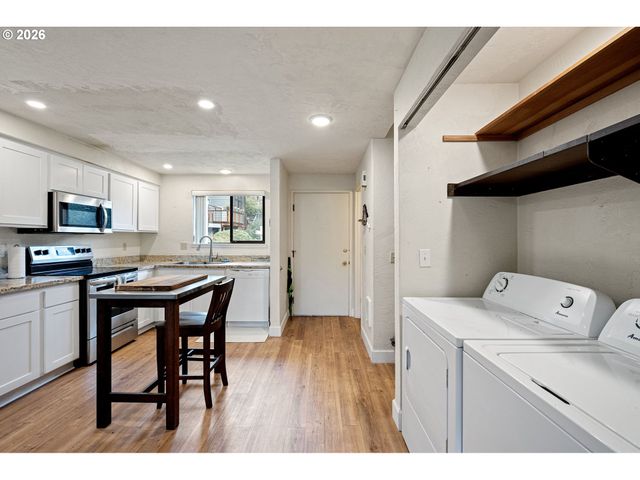 4429 FOX HOLLOW Rd 3, Eugene, OR 97405