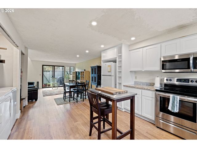 4429 FOX HOLLOW Rd 3, Eugene, OR 97405