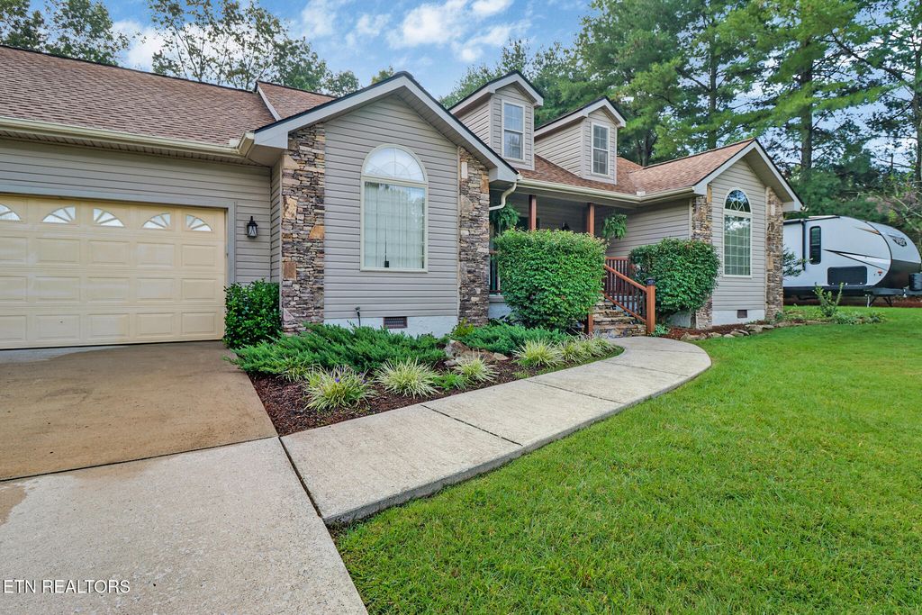 422 Pine Grove Rd, Crossville, TN 38571