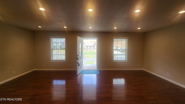 145 Zoe Circle, Jacksboro, TN 37757