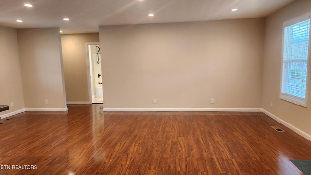 145 Zoe Circle, Jacksboro, TN 37757