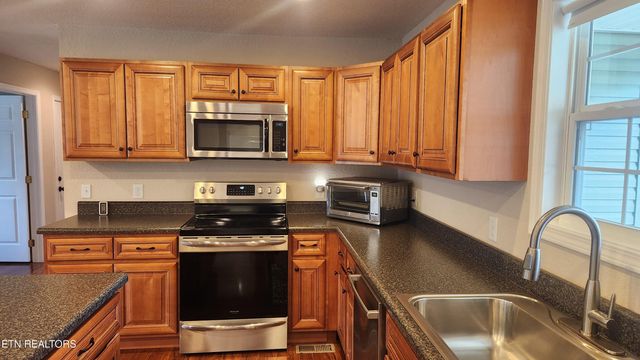 145 Zoe Circle, Jacksboro, TN 37757