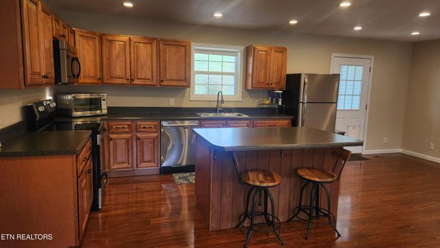 145 Zoe Circle, Jacksboro, TN 37757