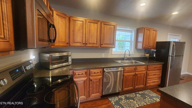 145 Zoe Circle, Jacksboro, TN 37757