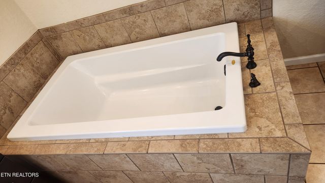 145 Zoe Circle, Jacksboro, TN 37757