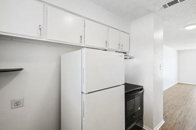 2637 W Randol Mill Road 2643-B, Arlington, TX 76012