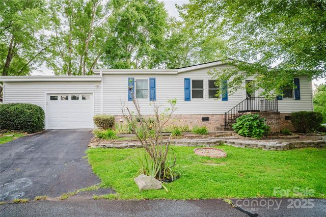 402 Deerfield Court, Hendersonville, NC 28792