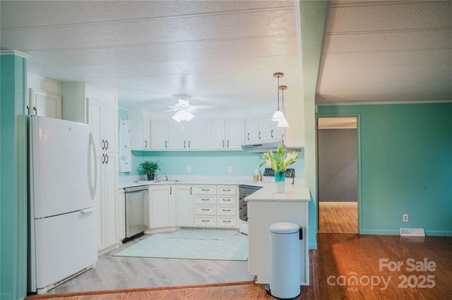 402 Deerfield Court, Hendersonville, NC 28792