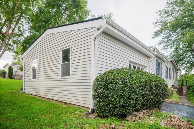 402 Deerfield Court, Hendersonville, NC 28792