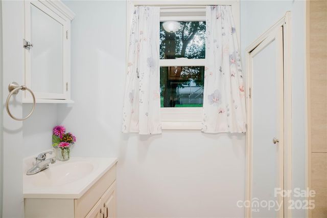 402 Deerfield Court, Hendersonville, NC 28792