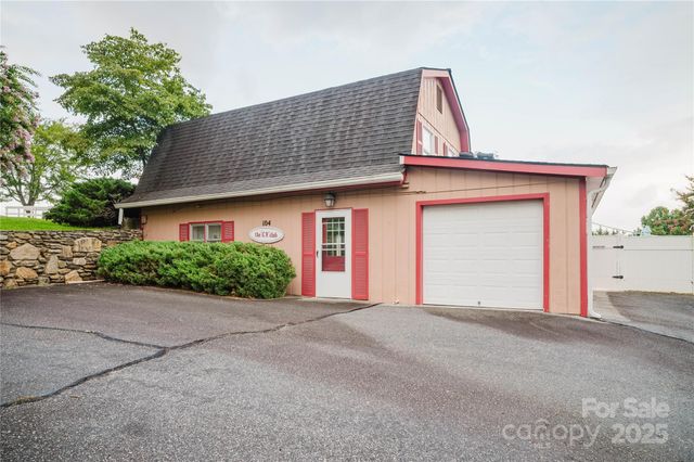 402 Deerfield Court, Hendersonville, NC 28792