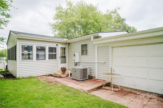402 Deerfield Court, Hendersonville, NC 28792