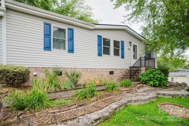 402 Deerfield Court, Hendersonville, NC 28792