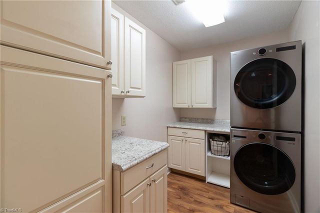 438 Valleymeade Drive, Kernersville, NC 27284