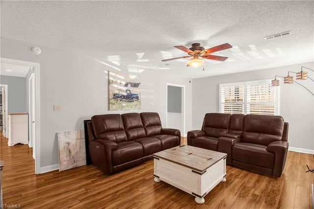 438 Valleymeade Drive, Kernersville, NC 27284