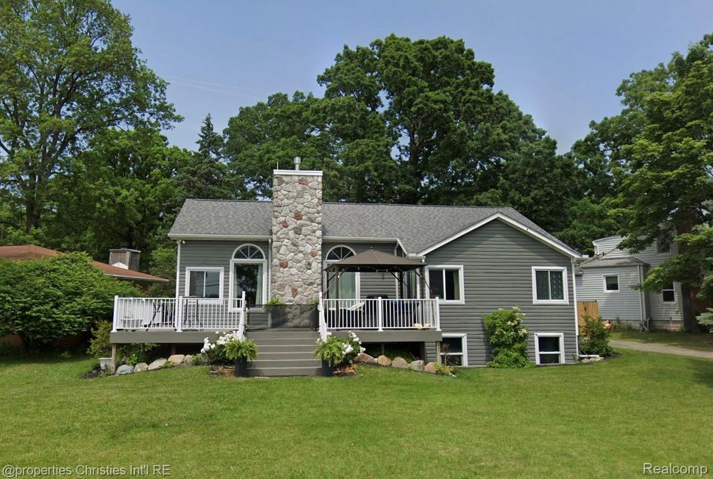 623 Lakeside Drive, Waterford Charter Township, MI 48328