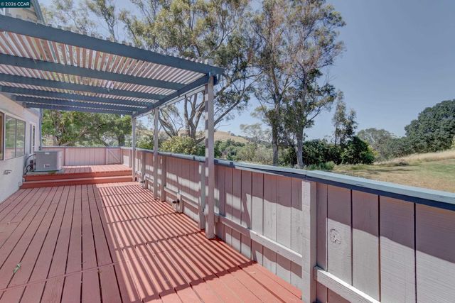 585 Mt Dell Dr, Clayton, CA 94517