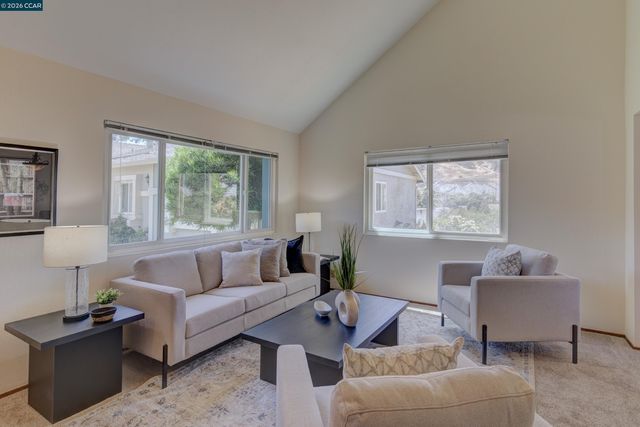 585 Mt Dell Dr, Clayton, CA 94517