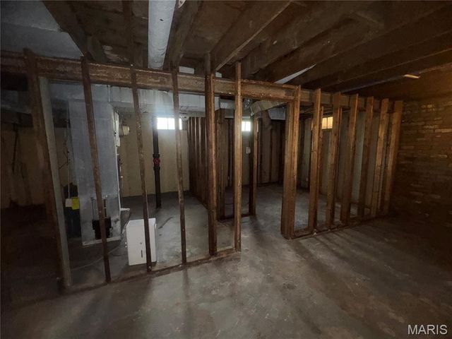 10418 Quaker Drive, St Louis, MO 63136