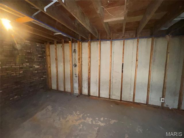 10418 Quaker Drive, St Louis, MO 63136