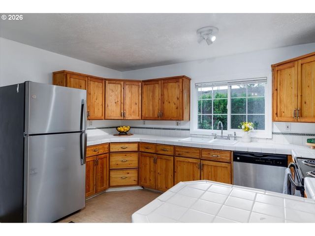 2734 Sw TEXAS St, Portland, OR 97219