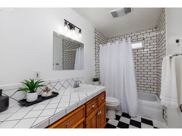 2734 Sw TEXAS St, Portland, OR 97219