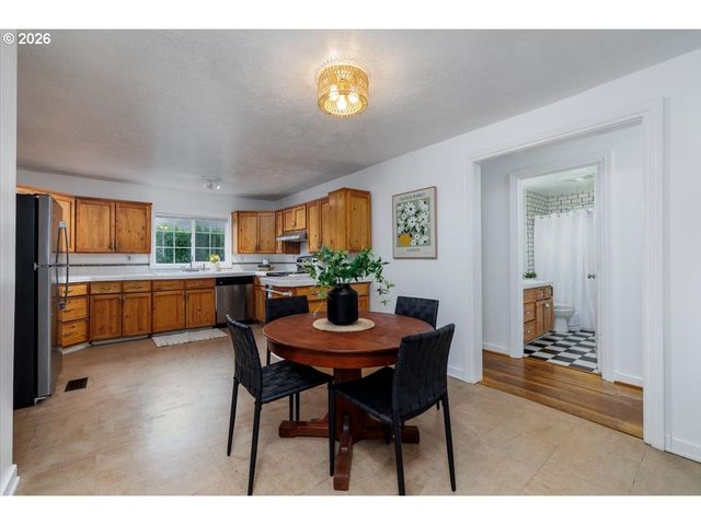 2734 Sw TEXAS St, Portland, OR 97219