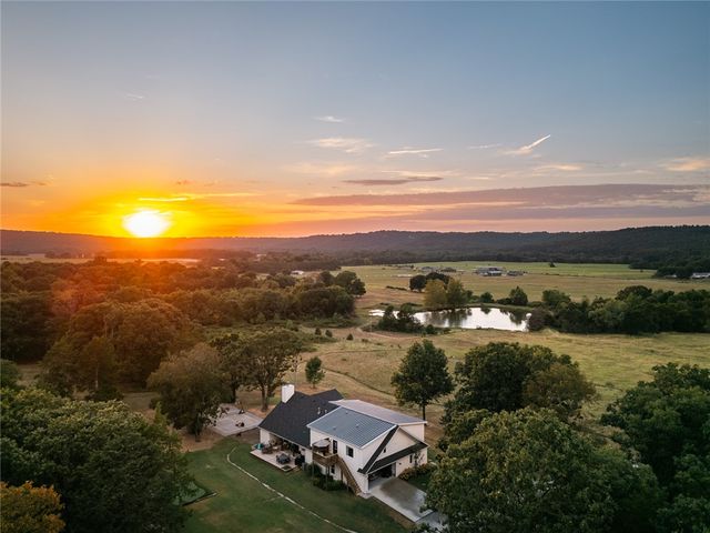 17215 E Wyman Road, Fayetteville, AR 72701