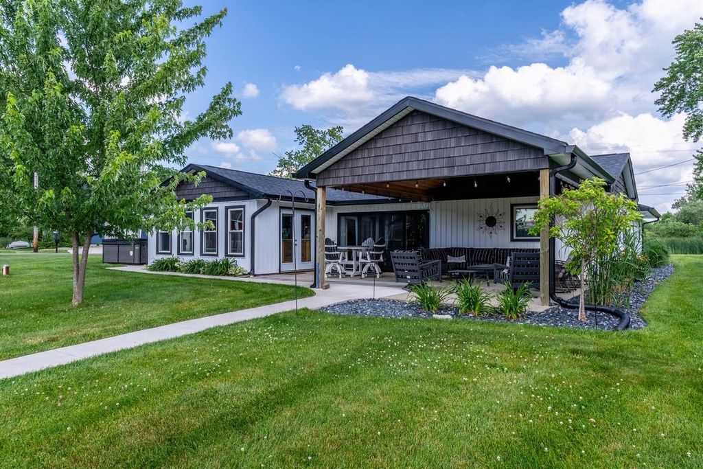 15 Lane 880 Snow Lk, Fremont, IN 46737