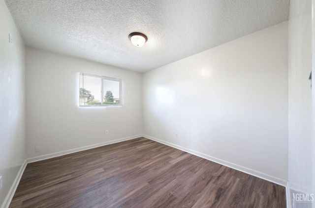 1011 Oleander Avenue, Bakersfield, CA 93304