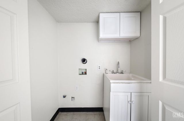 1011 Oleander Avenue, Bakersfield, CA 93304