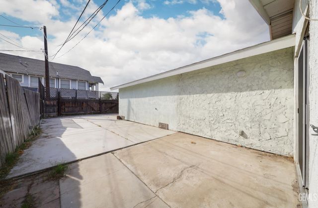 1011 Oleander Avenue, Bakersfield, CA 93304