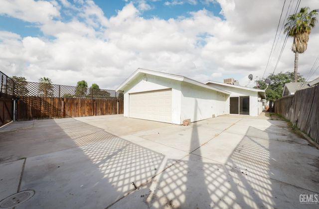 1011 Oleander Avenue, Bakersfield, CA 93304