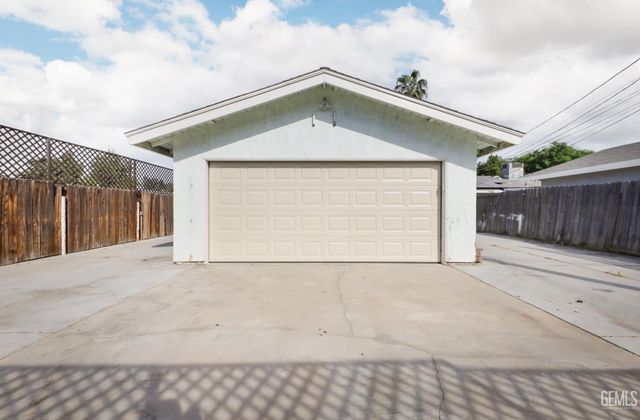 1011 Oleander Avenue, Bakersfield, CA 93304