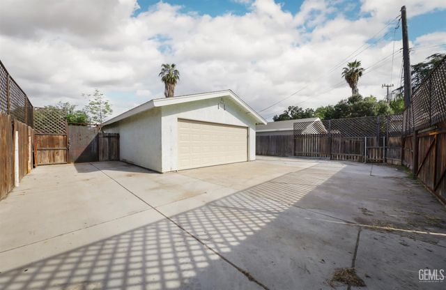 1011 Oleander Avenue, Bakersfield, CA 93304