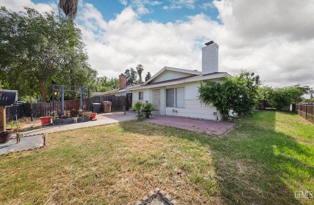 1011 Oleander Avenue, Bakersfield, CA 93304