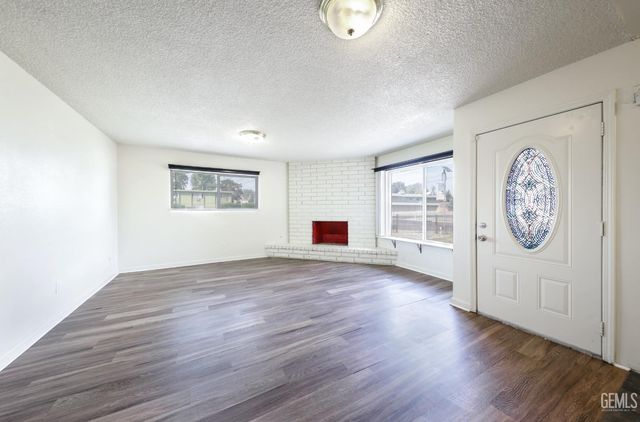 1011 Oleander Avenue, Bakersfield, CA 93304