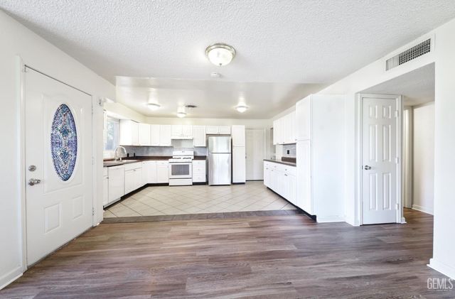 1011 Oleander Avenue, Bakersfield, CA 93304