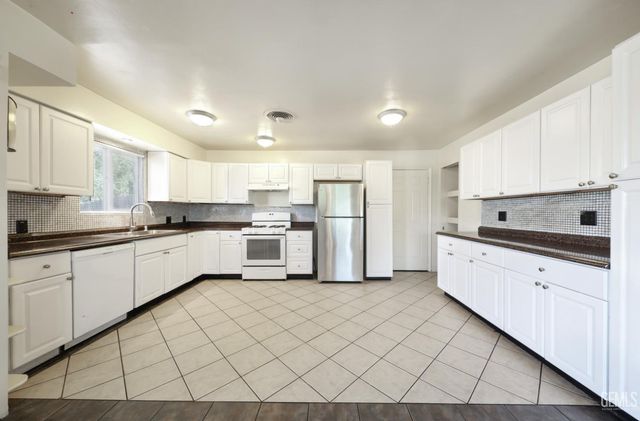 1011 Oleander Avenue, Bakersfield, CA 93304