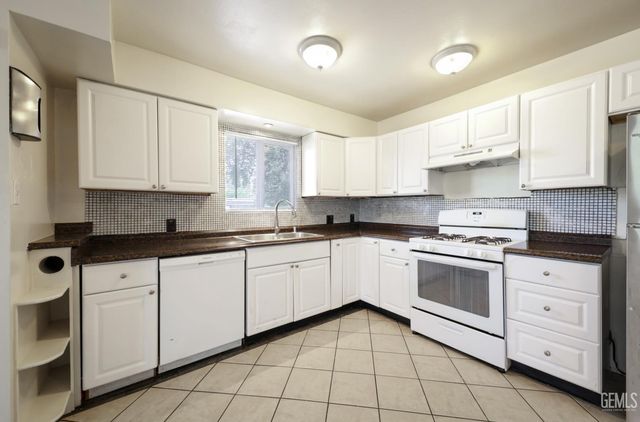 1011 Oleander Avenue, Bakersfield, CA 93304