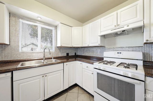 1011 Oleander Avenue, Bakersfield, CA 93304