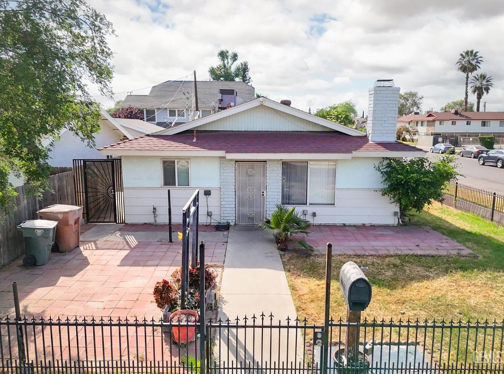1011 Oleander Avenue, Bakersfield, CA 93304