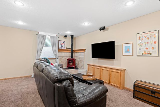 615 1st Avenue NW, Osseo, MN 55369