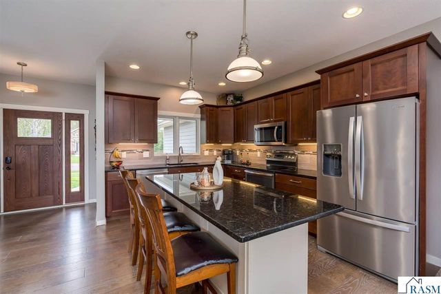 112 Hidden Oaks Circle, Mankato, MN 56001