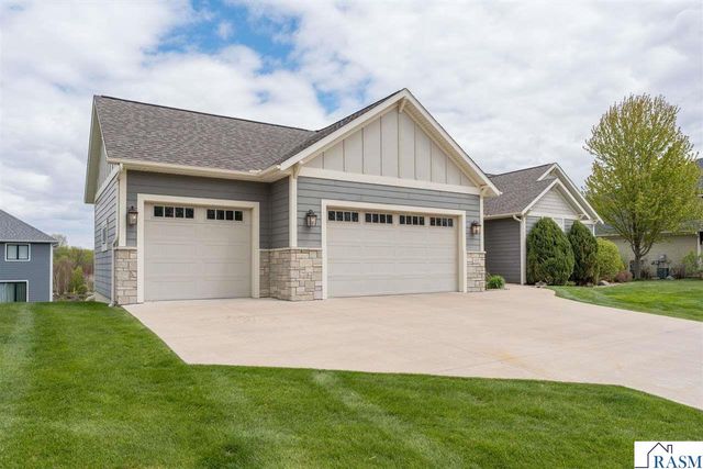 112 Hidden Oaks Circle, Mankato, MN 56001