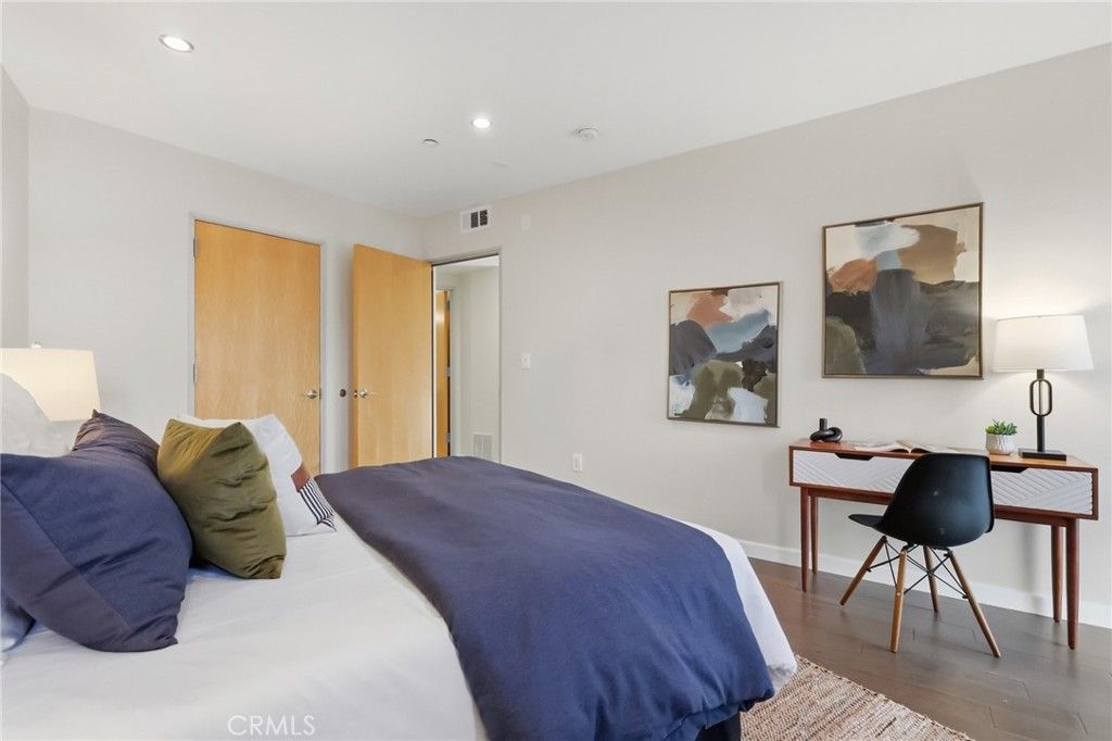 Image 23 of property listing at 23 4th Place 6, Long Beach, CA 90802