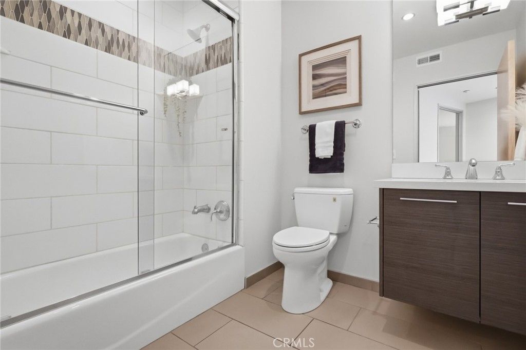 Image 25 of property listing at 23 4th Place 6, Long Beach, CA 90802