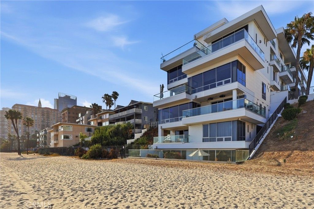 Image 2 of property listing at 23 4th Place 6, Long Beach, CA 90802