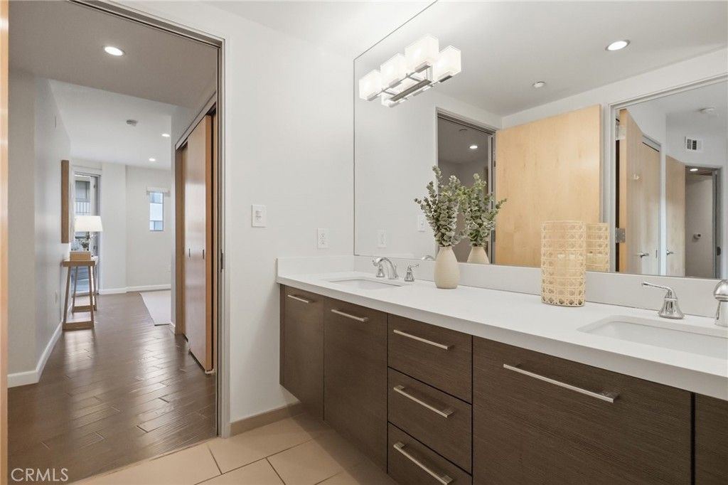 Image 39 of property listing at 23 4th Place 6, Long Beach, CA 90802