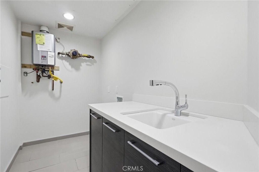 Image 44 of property listing at 23 4th Place 6, Long Beach, CA 90802